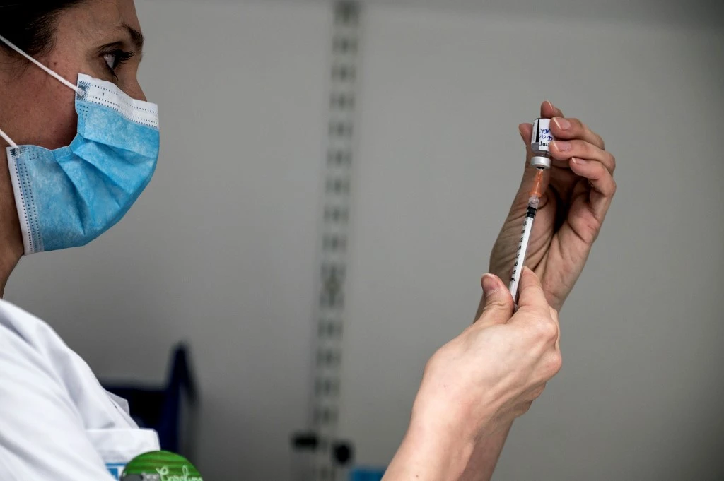 Les quatre contrats d'une valeur totale de 21 millions de dollars (17 millions d'euros) ont été signés avec le duo américano-allemand Pfizer-BioNTech, le partenariat britannique AstraZeneca/Université d'Oxford, l'Américain Johnson and Johnson et le centre de recherches russe Gamaleïa, a indiqué à l'AFP Yasser Bouzia, un responsable au ministère de la Santé, sans préciser le nombre de doses achetées à chaque fournisseur.(AFP)