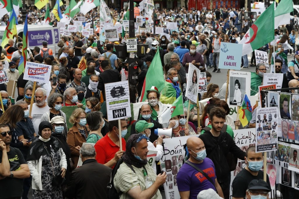 Six mois de prison ferme pour des militants du Hirak en Algérie