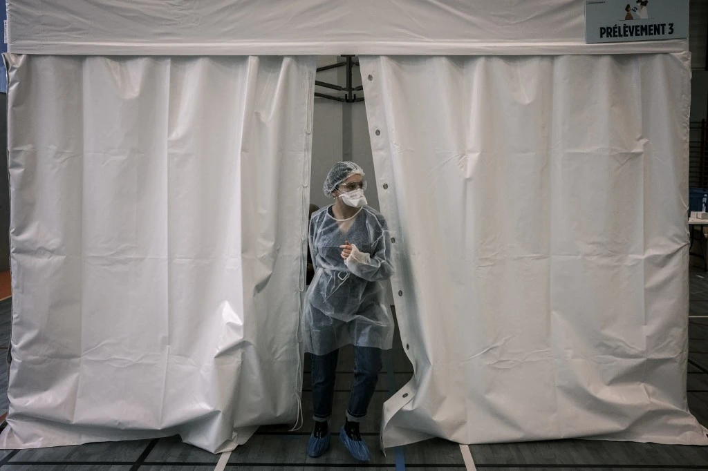 La France dans l'attente de nouvelles mesures, la «course» contre le virus se poursuit