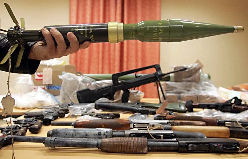 Dix personnes dont deux militaires interpellés pour trafic d'armes en France