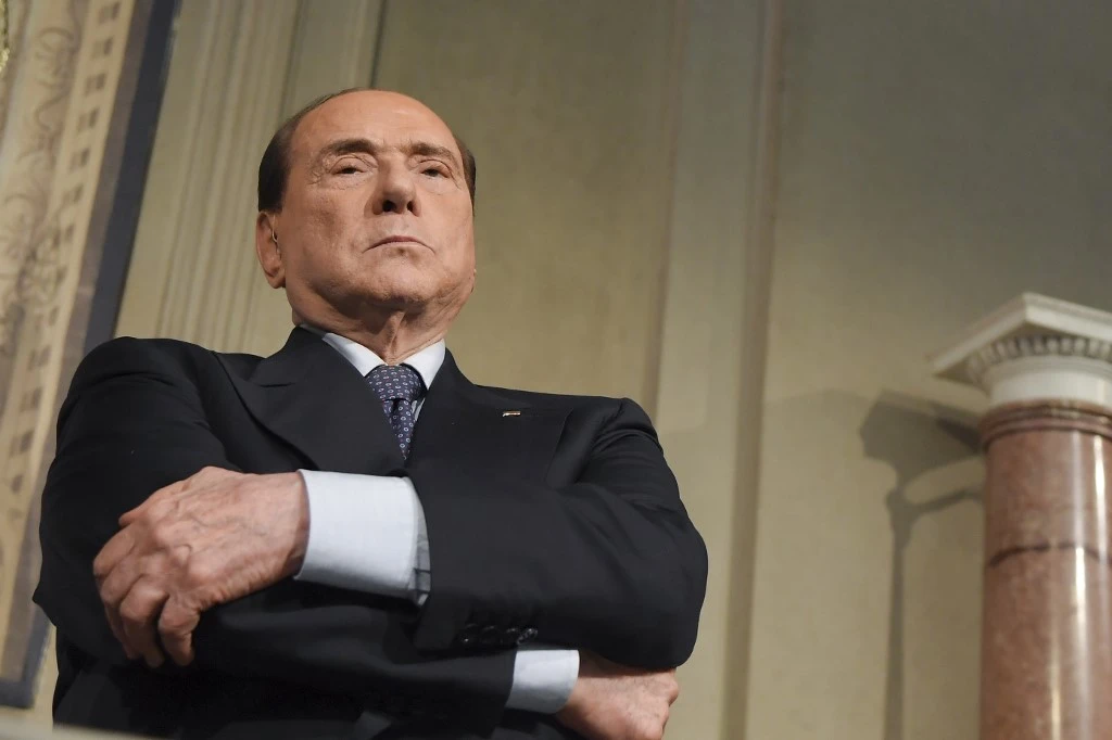 Silvio Berlusconi, chef du parti de droite «Forza Italia» écoute Matteo Salvini (invisible), chef du parti d'extrême droite «Lega» s'adressant à la presse après une rencontre avec le président italien Sergio Mattarella dans le cadre de consultations politiques soirées, le 7 mai 2018 au palais du Quirinale à Rome. (AFP)