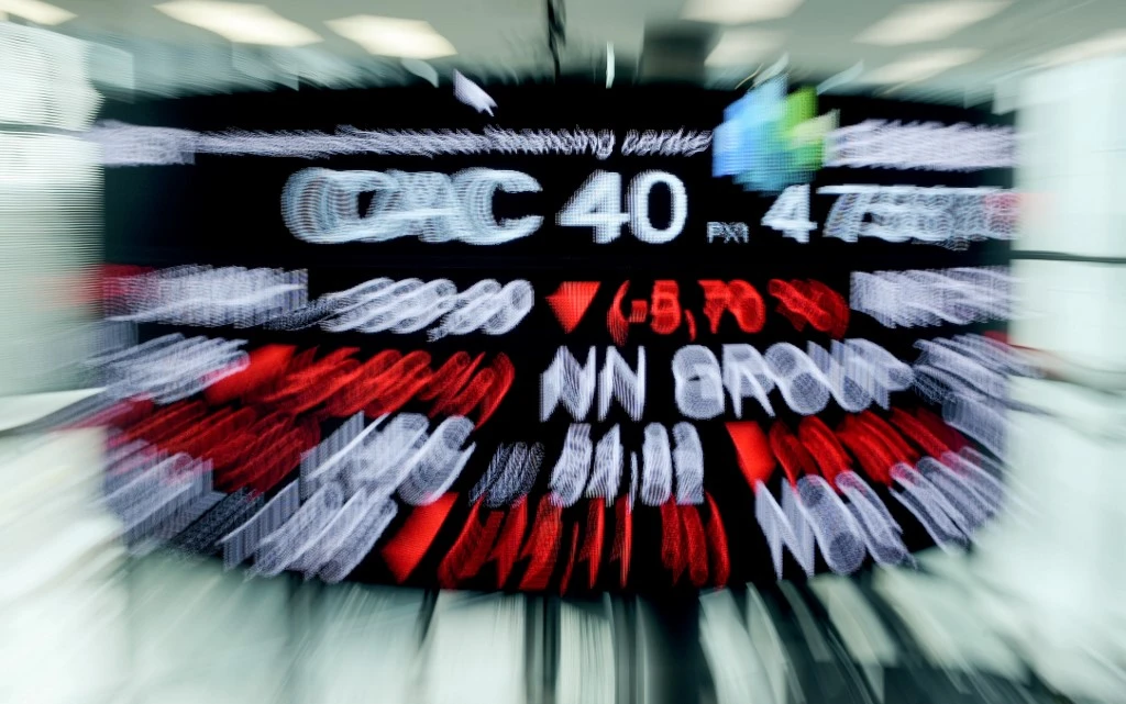 Une photographie, prise avec un effet zoom, montre le CAC 40 parmi les boursiers affichés au siège de la bourse paneuropéenne Euronext, dans le quartier de La Défense, près de Paris, le 9 mars 2020. (AFP)