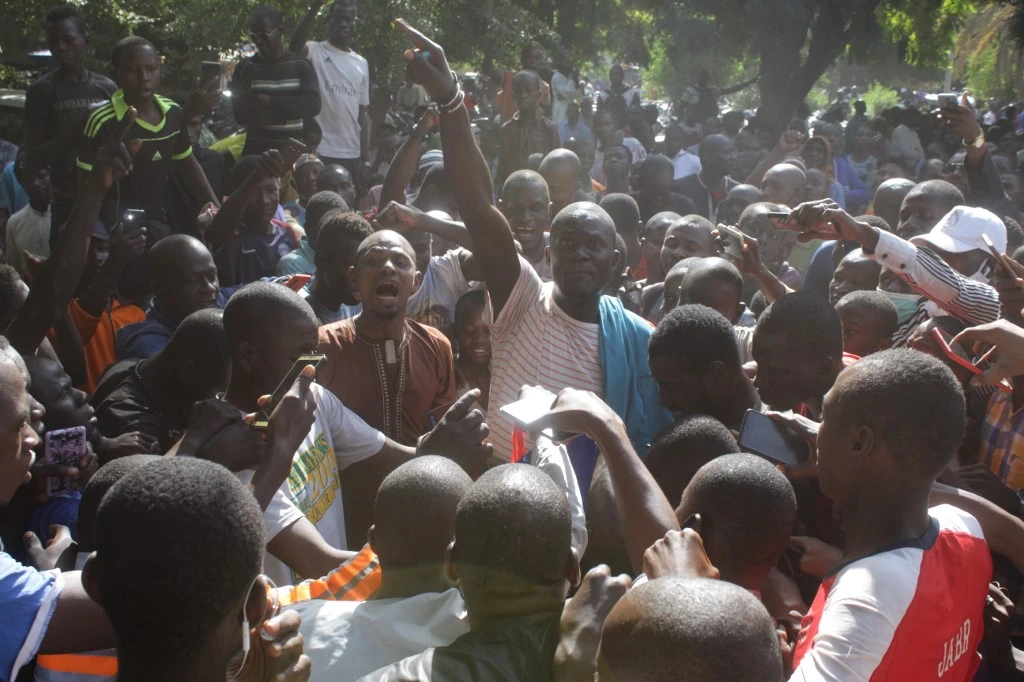 Les gens participent à un rassemblement devant la Grande Mosquée de Bamako le 28 octobre 2020, appelé à condamner les propos du président français Emmanuel Macron. (AFP)