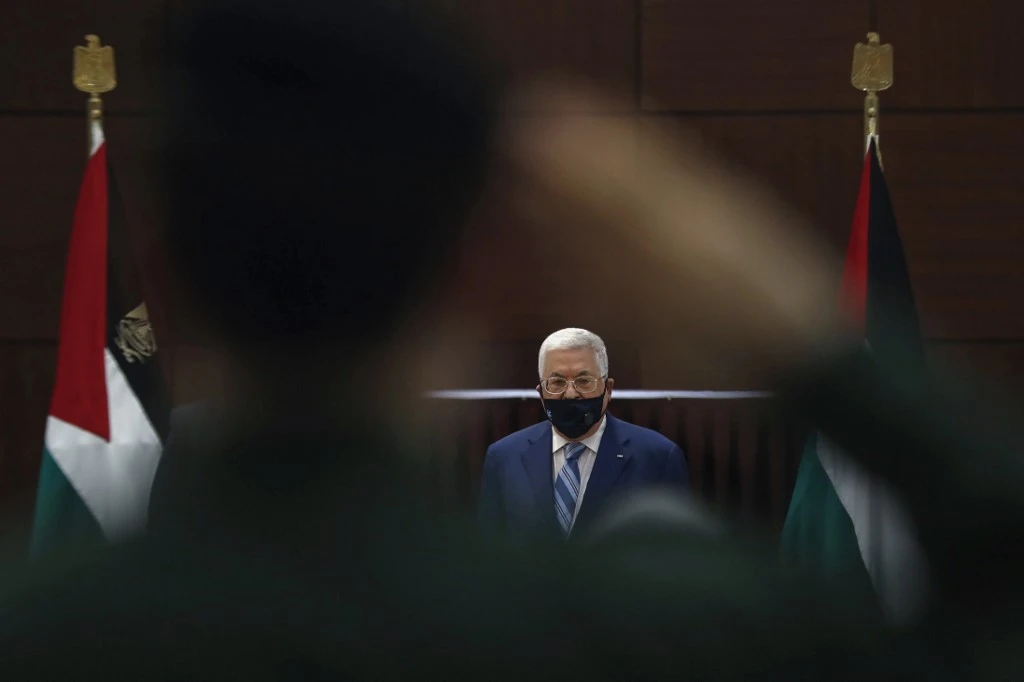 Le président Mahmoud Abbas porte un masque de protection alors qu'il assiste à une réunion des dirigeants palestiniens pour discuter de l'accord des Émirats arabes unis avec Israël pour normaliser les relations, à Ramallah en Cisjordanie occupée par Israël, le 18 août 2020. (AFP)
