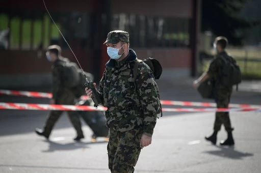 Face à la pandémie, la Suisse invente le service militaire à domicile