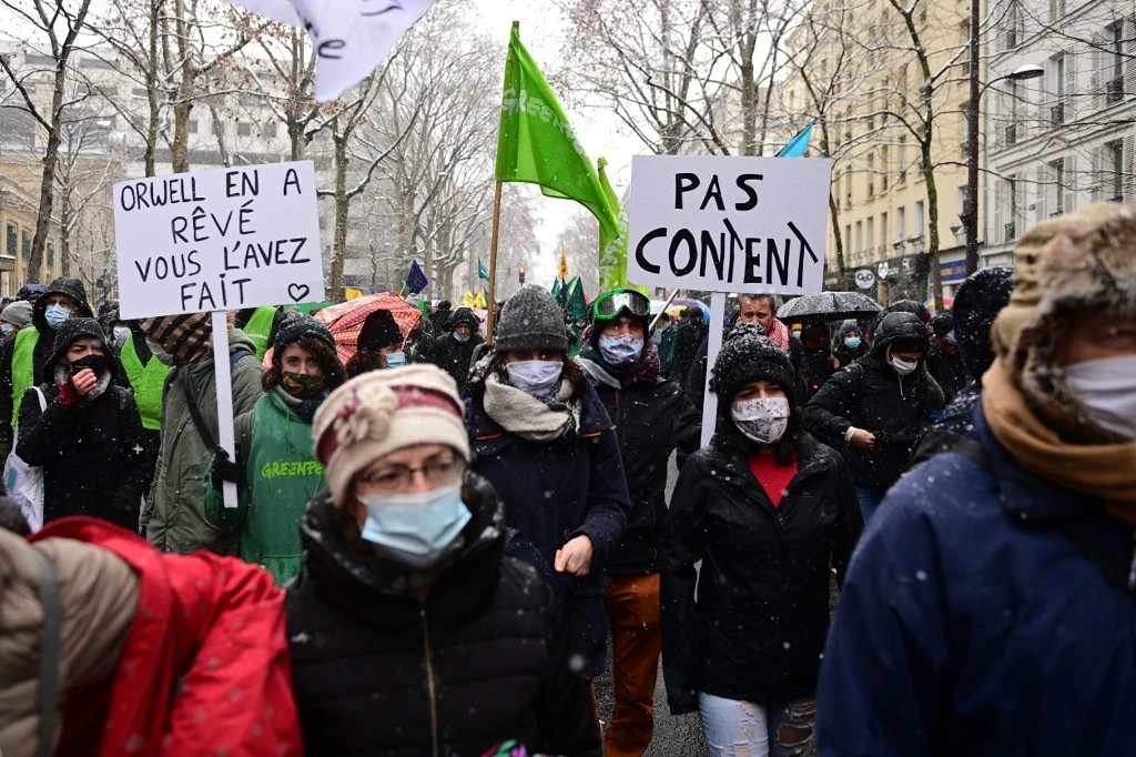 Les manifestants tiennent des pancartes lors d'une manifestation contre le projet de loi sur la « sécurité globale » qui restreindrait la publication de photos montrant les visages de policiers en service, le 16 janvier 2021 à Paris. (AFP)