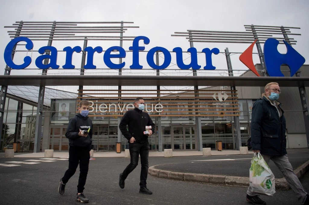 Au lendemain du veto du gouvernement français sur une fusion, le canadien Couche-Tard et le français Carrefour ont réaffirmé samedi leur volonté de travailler ensemble, quoique sous une forme différente.(AFP)