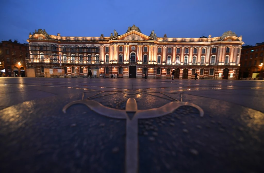 La place du Capitole déserte dans la ville de Toulouse, le 16 janvier 2021 pendant le couvre-feu de 18h00, dans le contexte des restrictions prises pour freiner la propagation de la pandémie de Covid-19. (AFP)