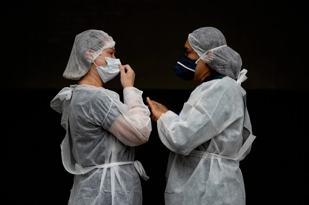 Des infirmières devant l'hôpital de Agosto à Manaus, dans l'État d'Amazonie, au Brésil, au milieu de la pandémie du nouveau coronavirus. (AFP)