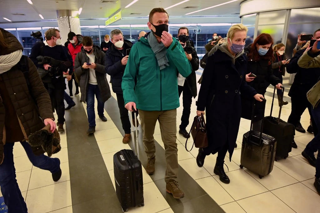 Le chef de l'opposition russe Alexei Navalny et son épouse Yulia à leur arrivée de Moscou. (AFP)