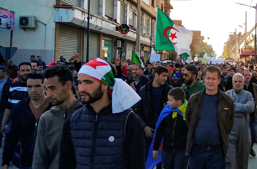 Des Algériens défilent dans une manifestation anti-gouvernementale dans la ville algérienne de Bordj Bou Arreridj, à environ 240 km à l'est de la capitale Alger, le 14 février 2020. (AFP)