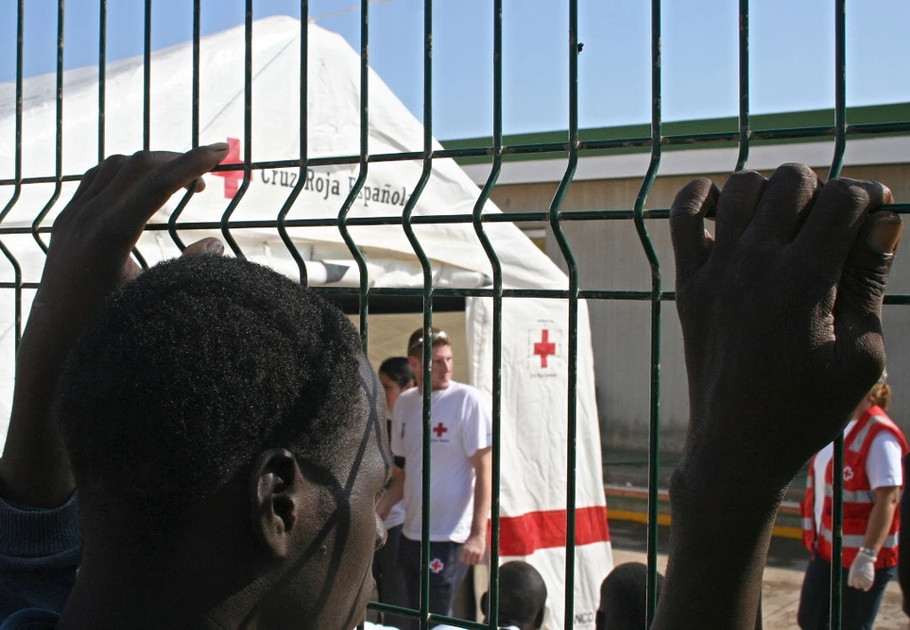 Un immigrant près d'une tente de la Croix-Rouge espagnole dans un abri temporaire de l'enclave espagnole de Melilla. (AFP)