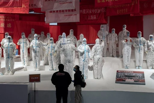 A Wuhan, propagande à plein régime un an après le Covid