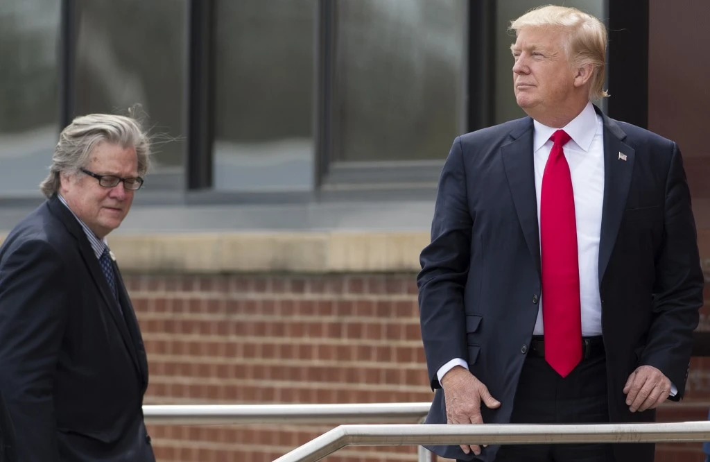 Trump gracie 73 personnes, dont Steve Bannon