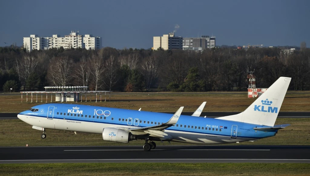 Un Boeing 737-800 exploité par le porte-drapeau néerlandais KLM décolle de l'aéroport Tegel de Berlin le 29 décembre 2019. (AFP)