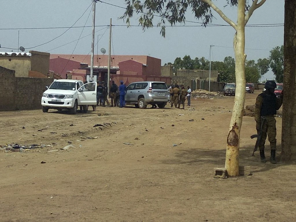 Un soldat du Burkina Faso se tient sur un périmètre de sécurité mis en place autour du site où trois djihadistes présumés ont été tués et un a été capturé le 22 mai 2018 lors d'un raid avant l'aube par les forces de sécurité sur une maison à Ouagadougou, la capitale du pays. (AFP)