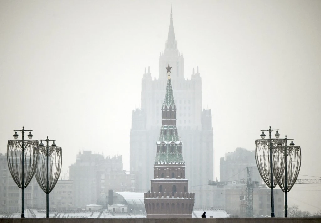 La tour du Kremlin et le bâtiment du ministère russe des Affaires étrangères sur l'arrière-plan au centre-ville de Moscou. (AFP)
