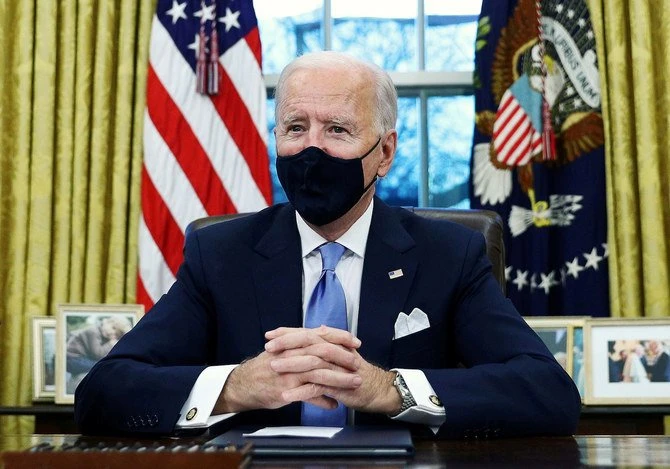 Le président américain Joe Biden signe des décrets dans le Bureau ovale de la Maison-Blanche à Washington, après son investiture en tant que 46e président des États-Unis, le 20 janvier 2021 (Reuters)