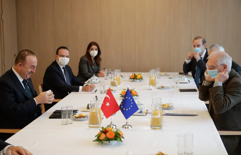 Le ministre turc des Affaires étrangères Mevlut Cavusoglu et le haut représentant de l'Union européenne pour les affaires étrangères et la politique de sécurité lors d'une réunion au SEAE à Bruxelles. (AFP)