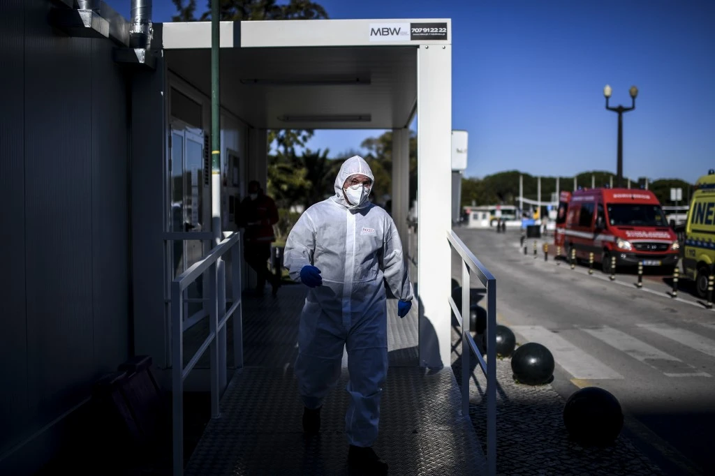 Un travailleur de la santé sort de la salle d'urgence Covid-19 de l'hôpital Santa Maria de Lisbonne, le 11 janvier 2021. (AFP).