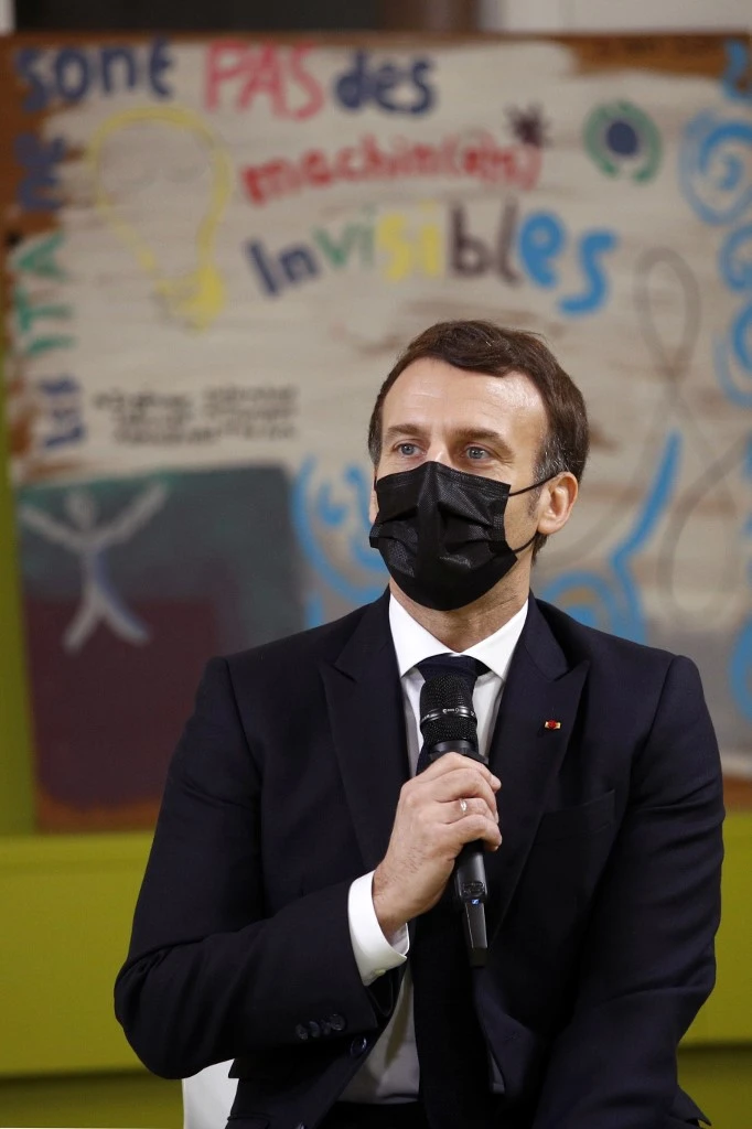 Macron s'engage à « agir » contre les violences sexuelles sur les enfants