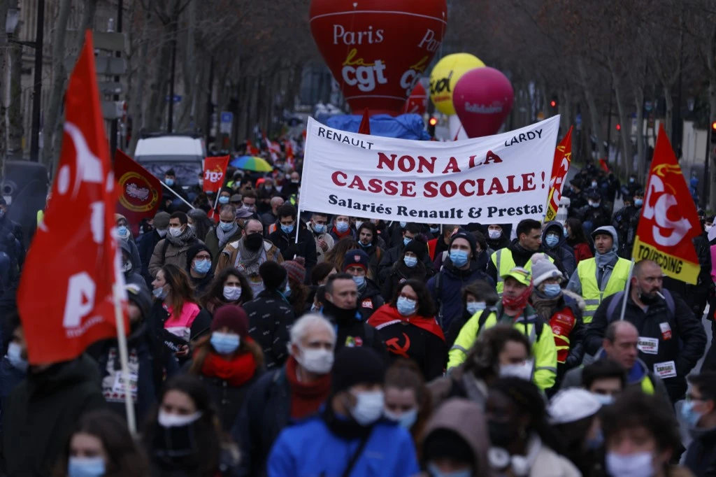 Entre l'Assemblée nationale et le Medef, manifestation à Paris contre les licenciements