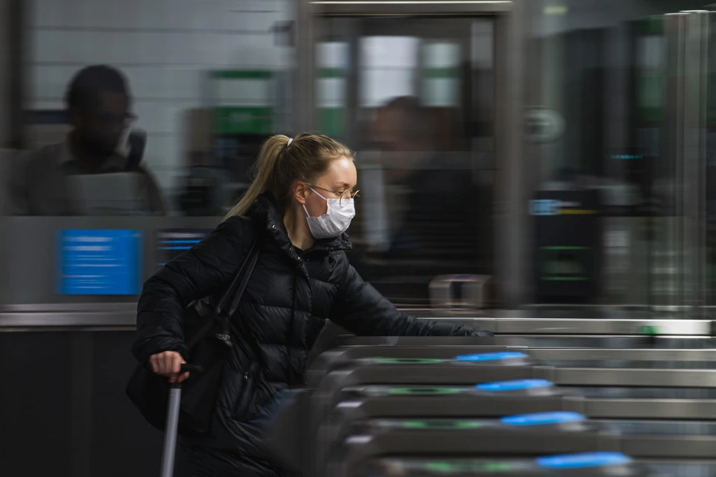 Une banlieusarde tôt le matin dans le métro de Stockholm porte un masque facial alors qu'une recommandation est entrée en vigueur le 7 janvier 2021 de l'agence de santé publique du pays de porter les revêtements pendant les heures de pointe du matin et du soir dans le but de freiner la propagation de Covid-19. (AFP)