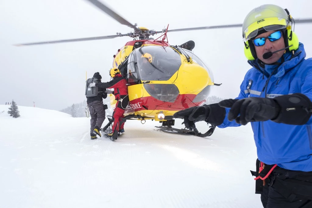 Des agents du CRS participent à un examen final offrant le diplôme de maître-chien d'avalanche, le 24 janvier 2019. (AFP)