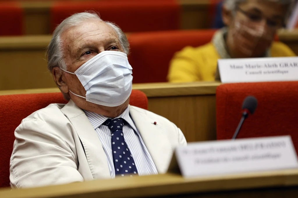 Le médecin français Jean-François Delfraissy, président du conseil scientifique français sur la Covid-19 est vu au Sénat à Paris, le 15 septembre 2020. (AFP)