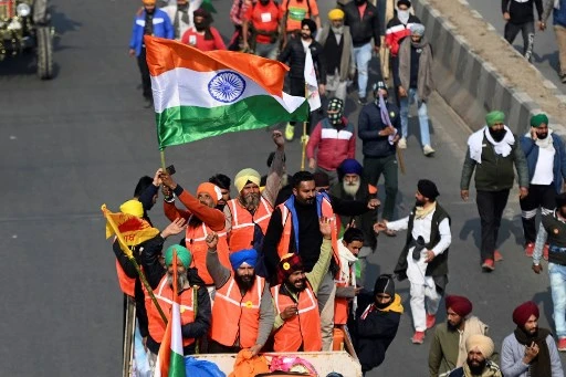 Fête nationale en Inde : des agriculteurs en tracteur franchissent les barrages de police