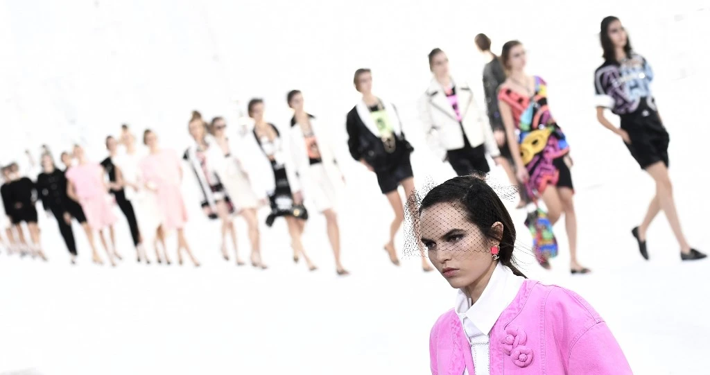 Les mannequins défilent à l'issue des défilés de la collection femme Chanel printemps / été 2020/2021 à Paris le 6 octobre 2020.(AFP)