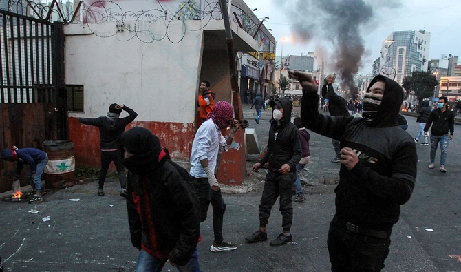 Des manifestants jetant des pierres sur le bâtiment gouvernemental du Sérail, lors d'une manifestation contre le confinement et l'aggravation des conditions économiques, en pleine propagation du coronavirus (Covid-19), à Tripoli, Liban, le 26 janvier 2021 (Reuters)