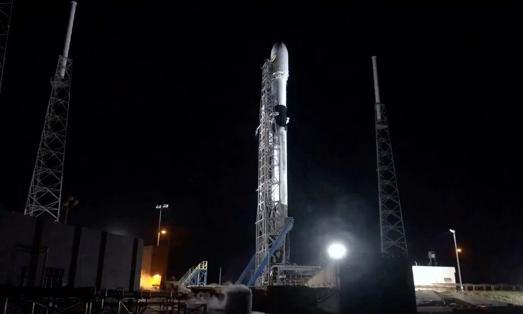 Musk et Bezos se disputent l'espace pour leurs constellations de satellites
