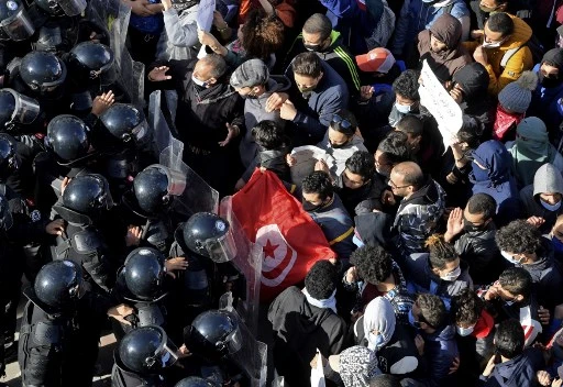 Des centaines de Tunisiens manifestent près du Parlement barricadé