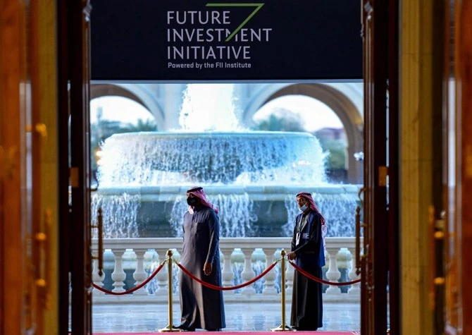 Des gardes masqués se tiennent à l'entrée de la quatrième édition de la conférence Future Investment Initiative (FII) – l’Initiative pour l’investissement futur – à l'hôtel Ritz-Carlton de Riyad, le 27 janvier 2021 (AFP)