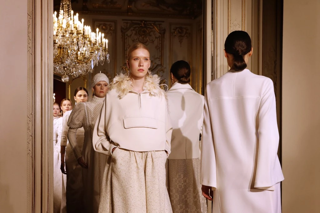 Une robe «araignée» Aelis dans une galerie d'art pour «décoloniser la nature»