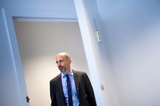 Rob Malley, ancien négociateur américain sur le programme nucléaire iranien et actuel PDG de l'International Crisis Group, le 7 mai 2018, dans son bureau à Washington, DC. (Brendan Smialowski / AFP)
