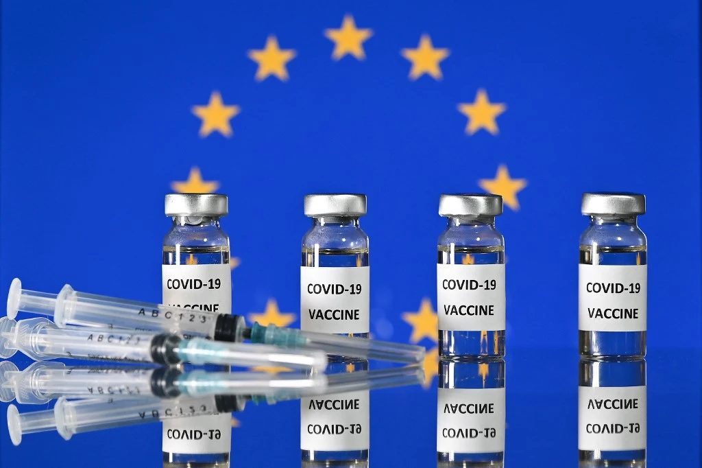 Dans ce fichier, une photo d'illustration prise le 17 novembre 2020 montre des flacons avec des autocollants pour le vaccin Covid-19 attachés et des seringues avec un drapeau de l'Union européenne. (AFP)