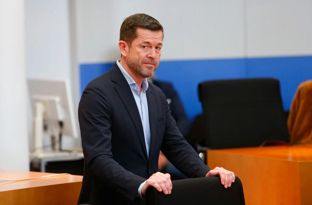 L'ancien ministre allemand de la Défense Karl-Theodor zu Guttenberg arrive pour témoigner devant le comité parlementaire allemand Wirecard à Berlin, le 17 décembre 2020. (AFP)
