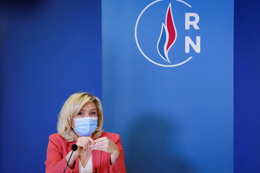 La chef du parti d'extrême droite Rassemblement national (RN) Marine Le Pen, masquée, assiste à une conférence de presse pour présenter un "contre-projet" au projet de loi gouvernemental contre le "séparatisme", au siège du parti à Nanterre, près de Paris, le 29 janvier 2021. (Thomas SAMSON / AFP)