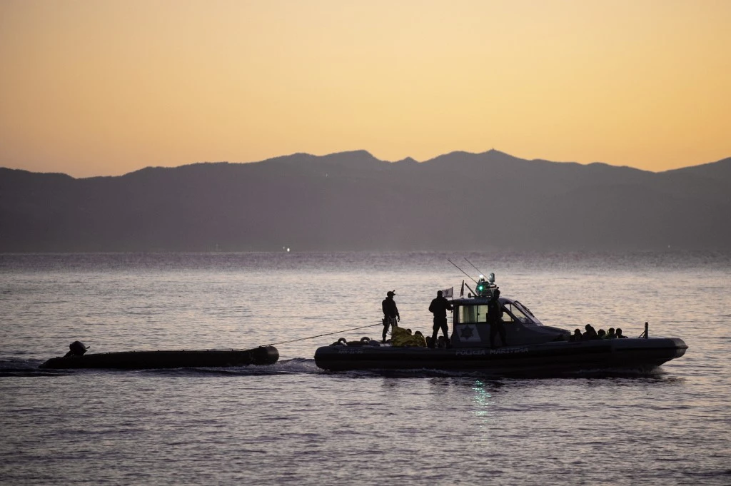 Un patrouilleur Frontex remorque un canot pneumatique avec des migrants secourus en pleine mer, alors qu'ils arrivent au port de Skala Sikamias, sur l'île de Lesbos, le 29 septembre 2019. (AFP)