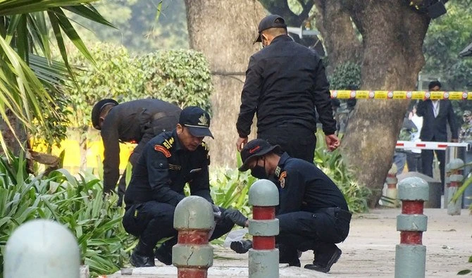 Des soldats de la Garde nationale de sécurité inspectent le site d'une explosion près de l'ambassade d'Israël à New Delhi, en Inde, le samedi 30 janvier 2021 (AP)