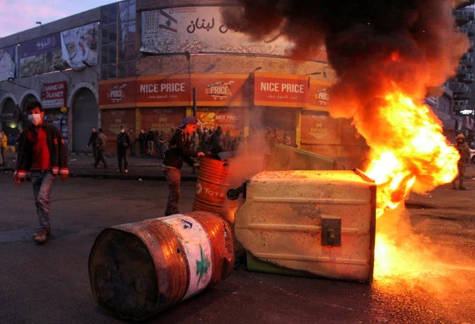 Des poubelles, incendiées par des manifestants, bloquent une route lors d'une manifestation à Tripoli, au Liban, le 26 janvier 2021 contre le couvre-feu et la détérioration des conditions économiques au milieu de la propagation de la Covid-19. (Photo, REUTERS / Omar Ibrahim)