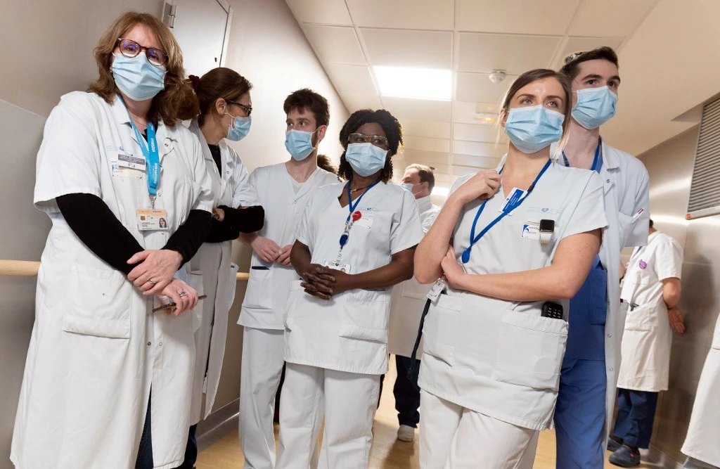 Covid-19: la France tente d'éviter le reconfinement