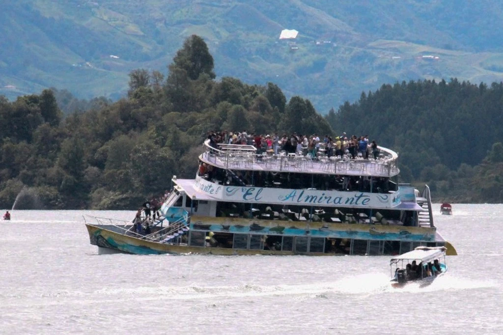 Le bateau de tourisme Almirante est vu dans le réservoir de Penol dans la municipalité de Guatape à Antioquia le 25 juin 2017. (AFP)