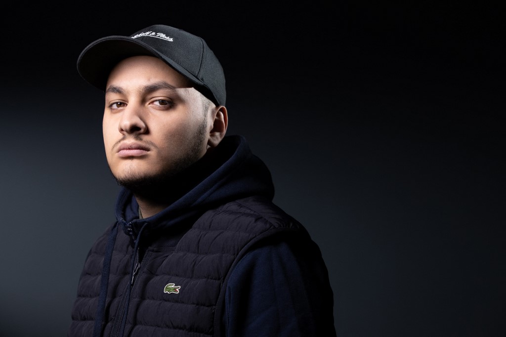 Le journaliste franco-algérien et militant antiraciste Taha Bouhafs pose lors d'une séance photo à Paris le 21 février 2020. (Photo, AFP)