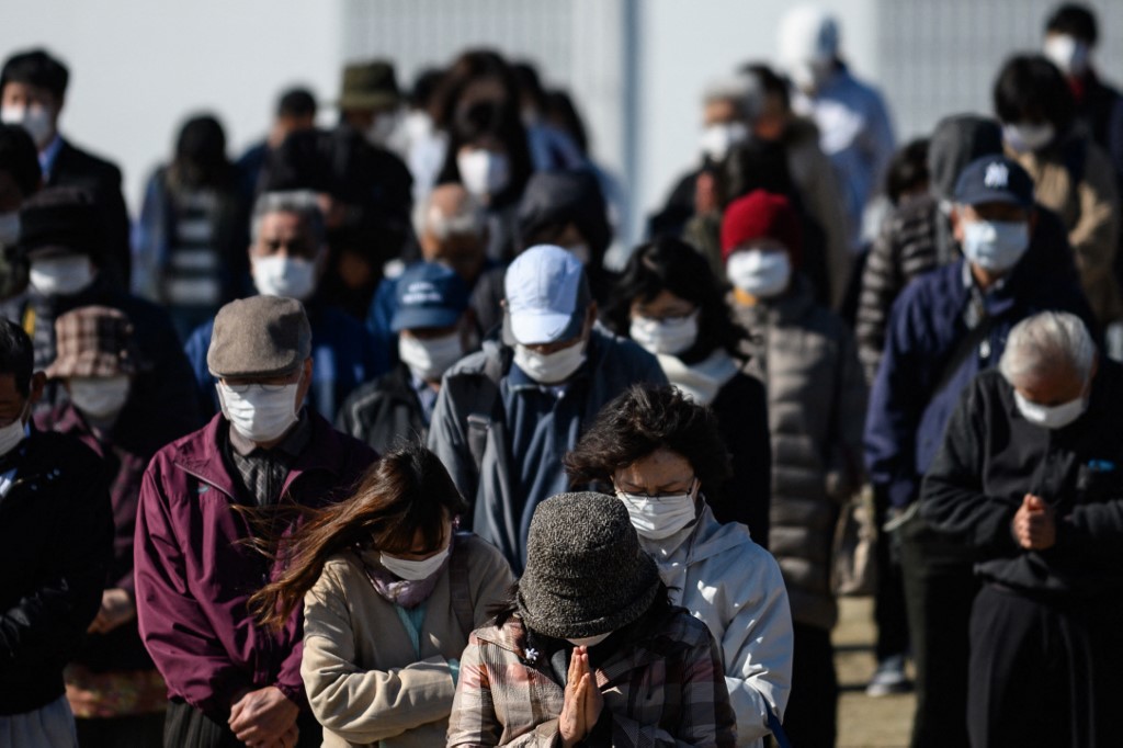 Des personnes prient pour les victimes du tremblement de terre et du tsunami de 2011. (Photo, AFP/Archives)