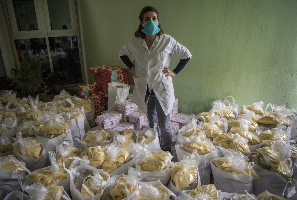 Des volontaires marocains d'une organisation locale préparent des dons alimentaires qui seront distribués à Casablanca. (Photo, AFP/Archives)