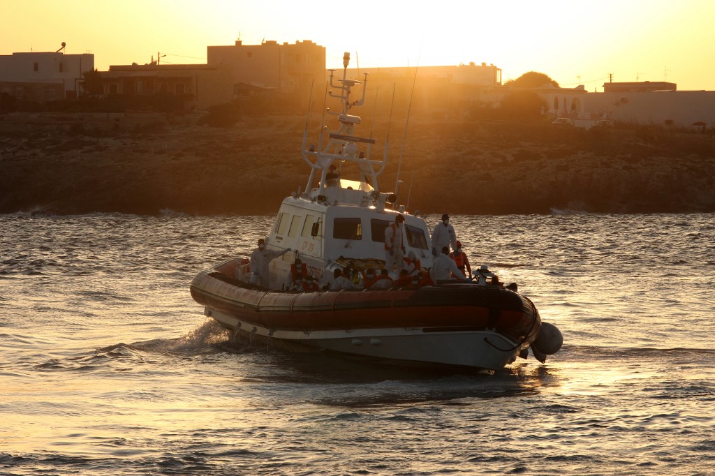 Naufrage de migrants en Italie: les gardes-côtes recherchent des disparus