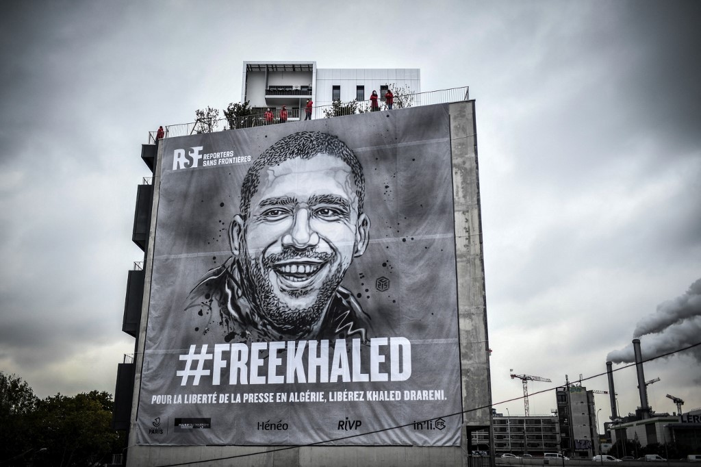 Cette photo prise à Paris montre une bâche représentant le journaliste algérien emprisonné Khaled Drareni par l'artiste de rue et peintre français C215. (Photo, AFP/Archives)